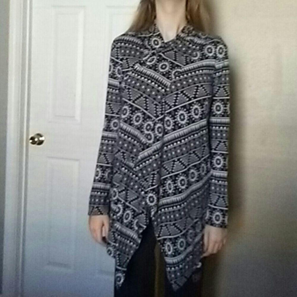 Geometric design light sweater